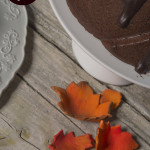 torta al cioccolato su alzatina bianca