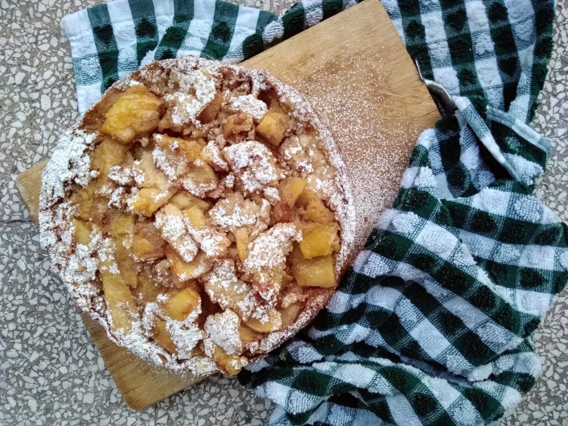 torta di mele con streusel alla cannella e zucchero a velo
