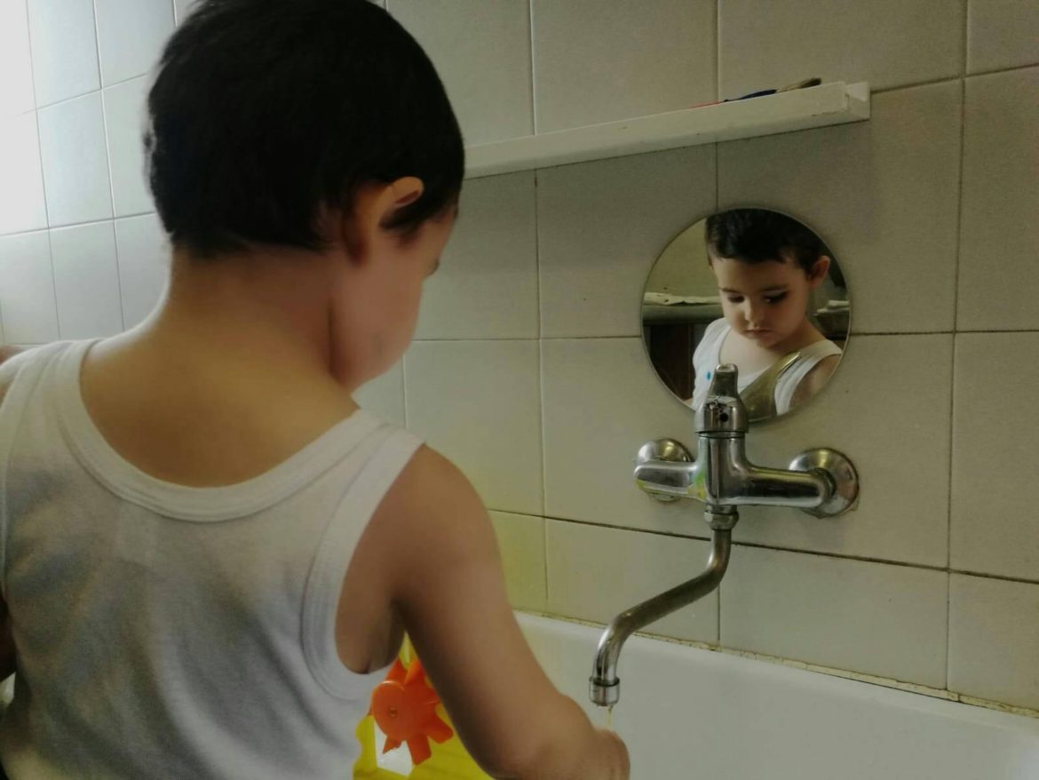 davanti lo specchio riflessi